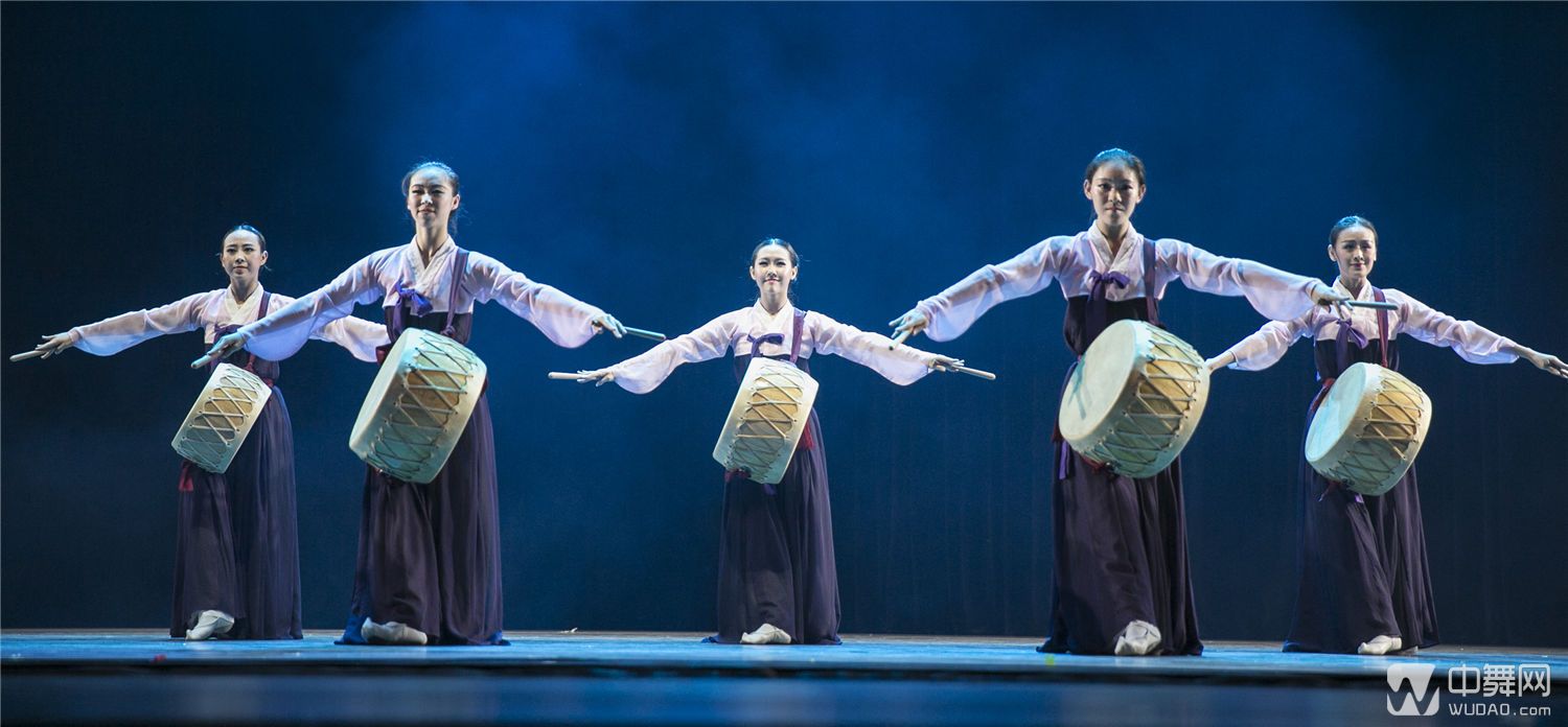 朝鲜族组合《小鼓舞》朝鲜族组合《小鼓舞》热巴鼓是以铃,鼓,舞为一体