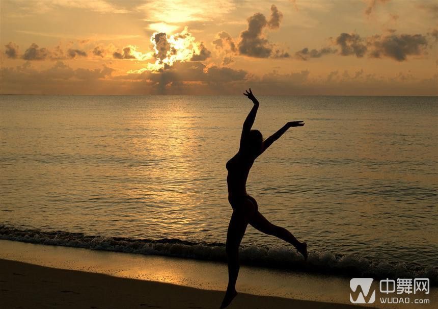 舞者在海边必做的舞蹈动作 你中枪了吗?