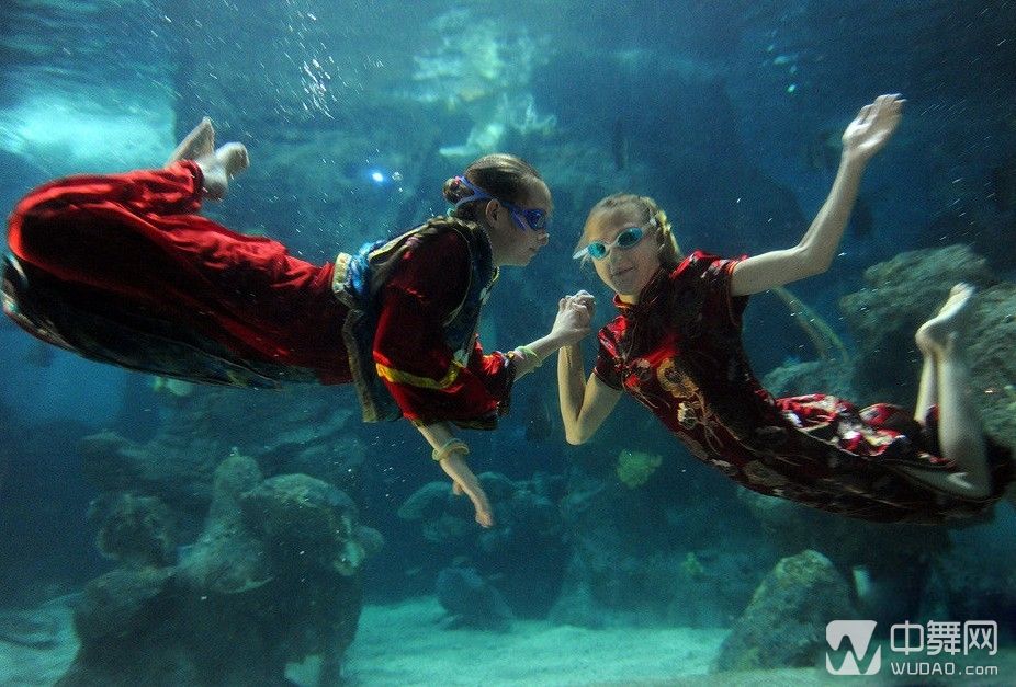 俄罗斯芭蕾舞美女上演水下时装秀
