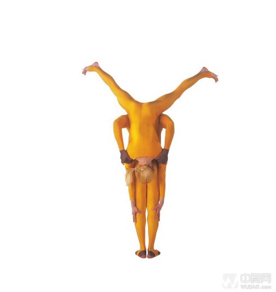 国外舞蹈演员用肢体摆设26个字母舞蹈动作 你们可以吗?