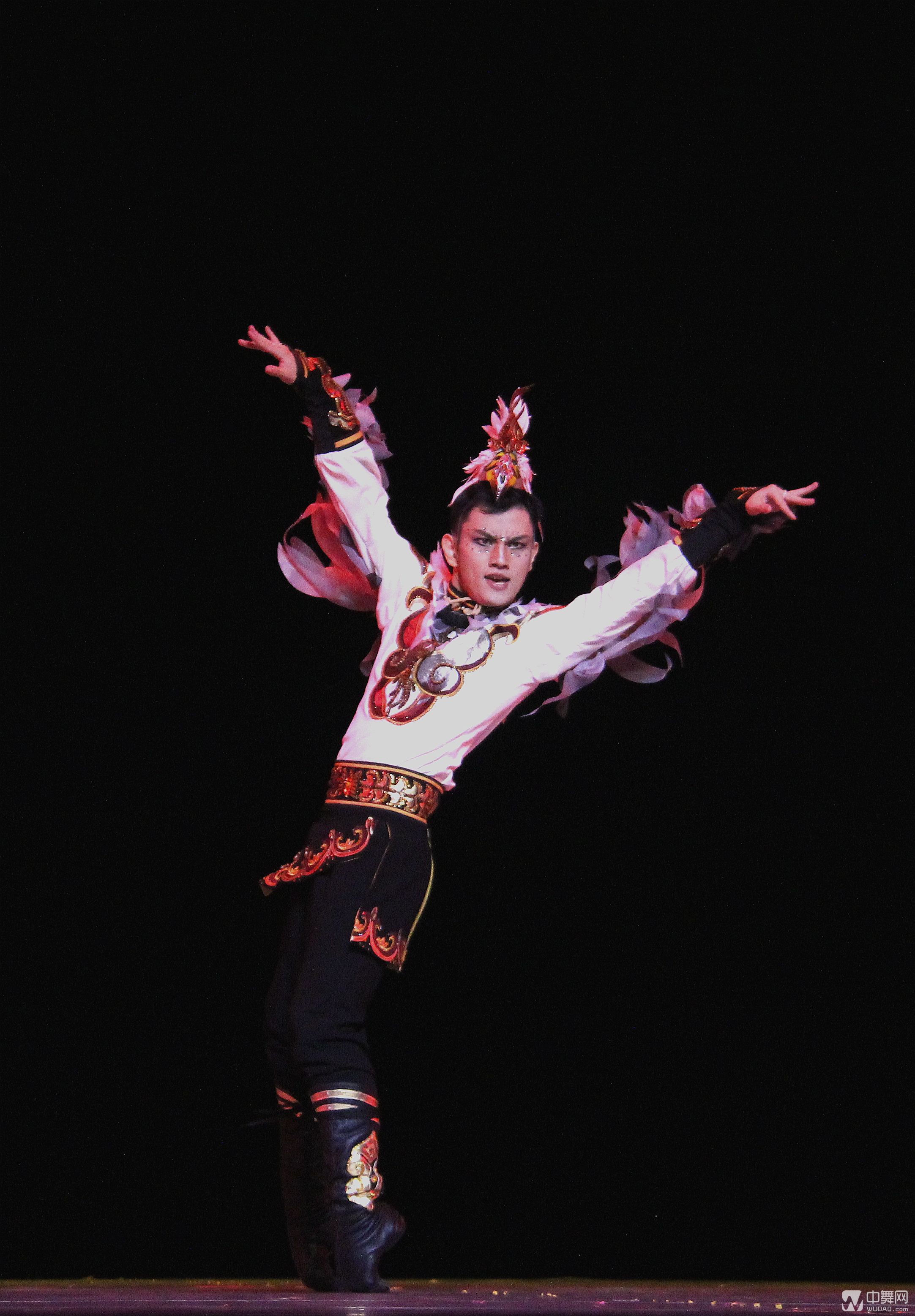 第九届中国舞蹈"荷花奖"中央民族大学《鹰人》大图欣赏(图文)