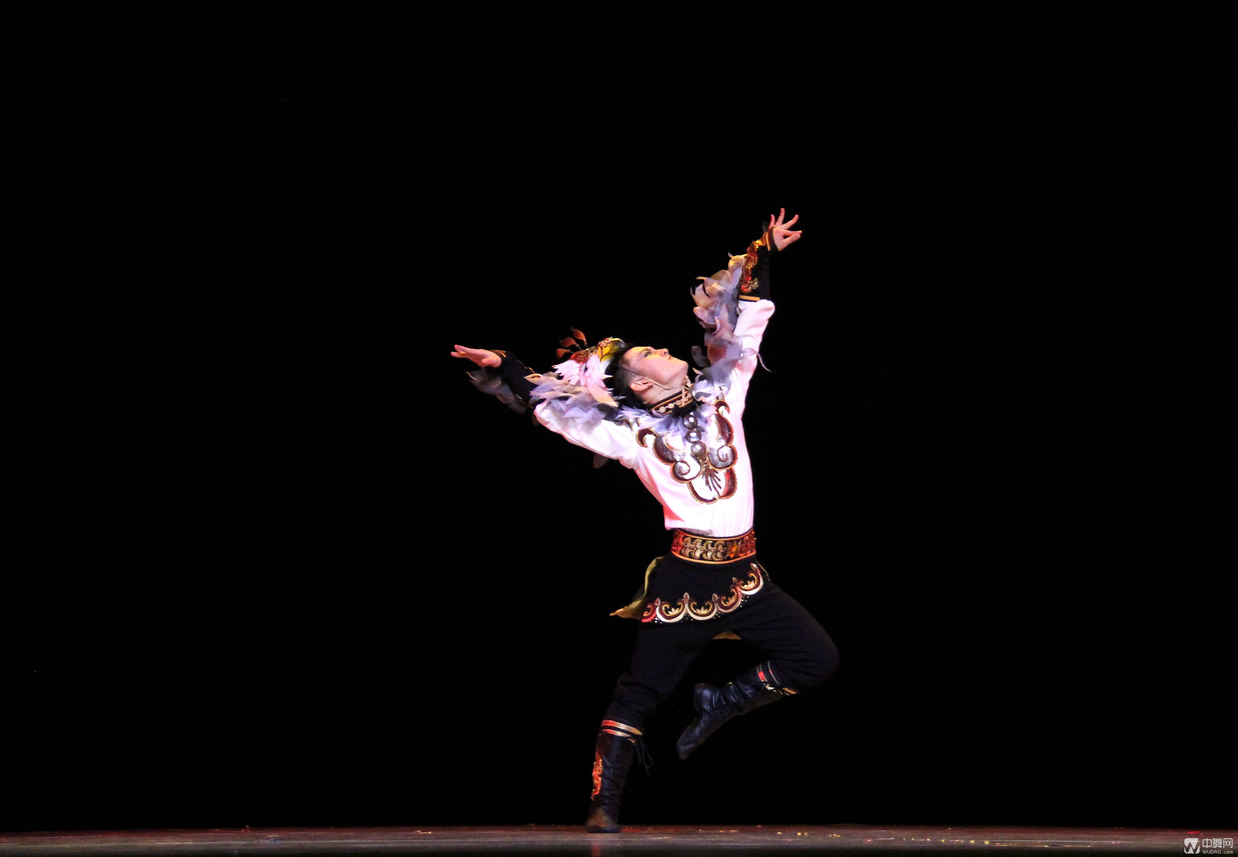 第九届中国舞蹈"荷花奖"中央民族大学《鹰人》大图欣赏(图文)