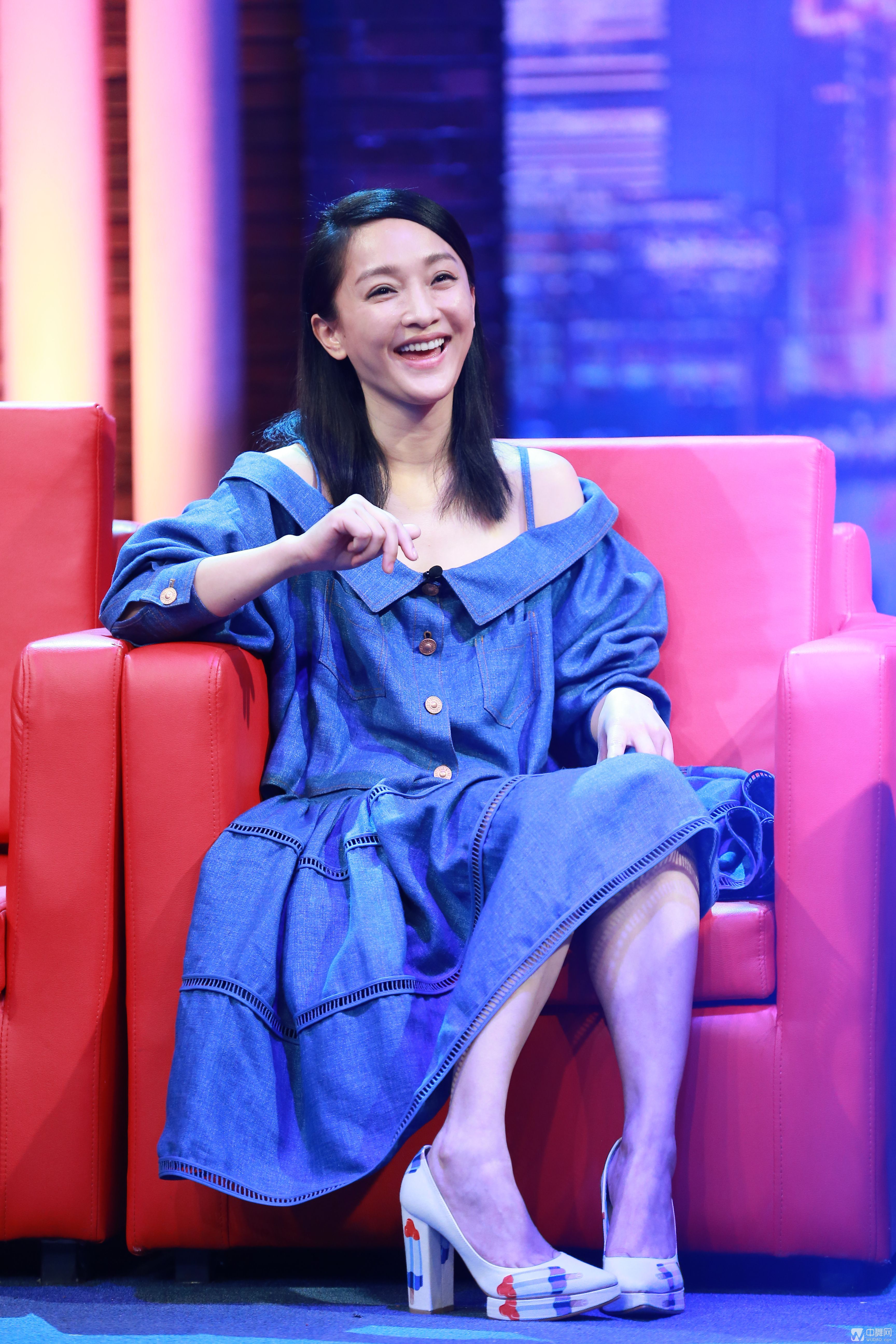 昨晚首播的《金星秀》中,最受关注的,莫过于周迅亮相会客厅板块,与