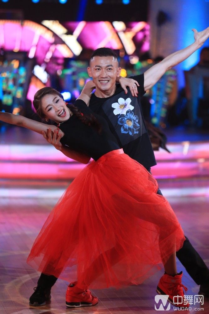 大年初五喜迎财神 《与星共舞》众星"发红包"