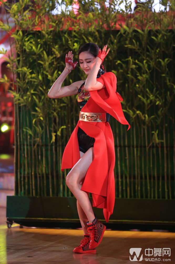 大年初五喜迎财神 《与星共舞》众星"发红包"