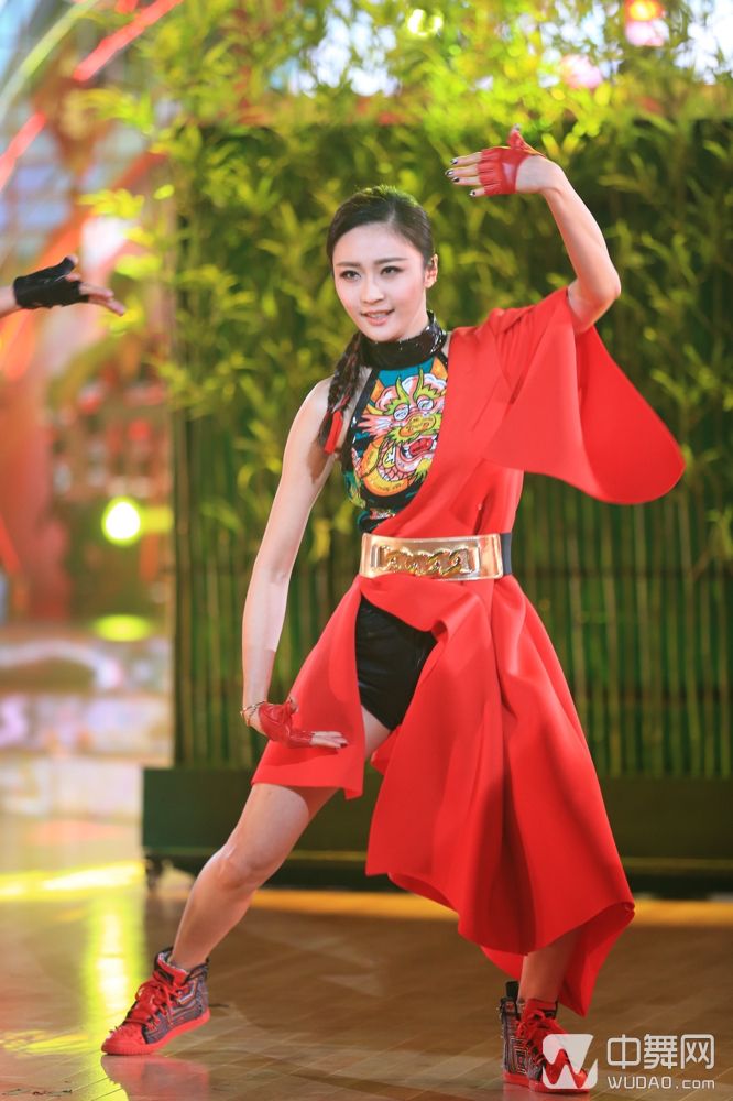 《与星共舞》何洁喜获"总决赛直通证" 现场high跳《倍儿爽》