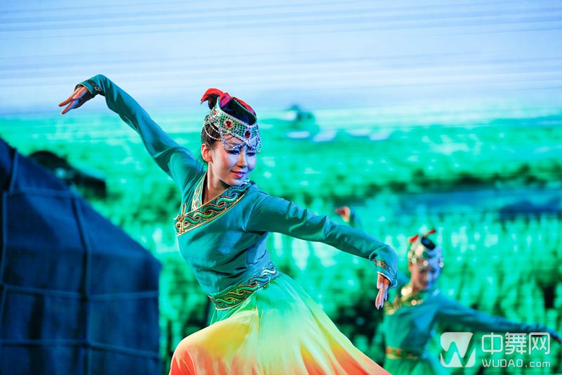 舞蹈相关-一个跳舞的人-爱一格旗下舞蹈网