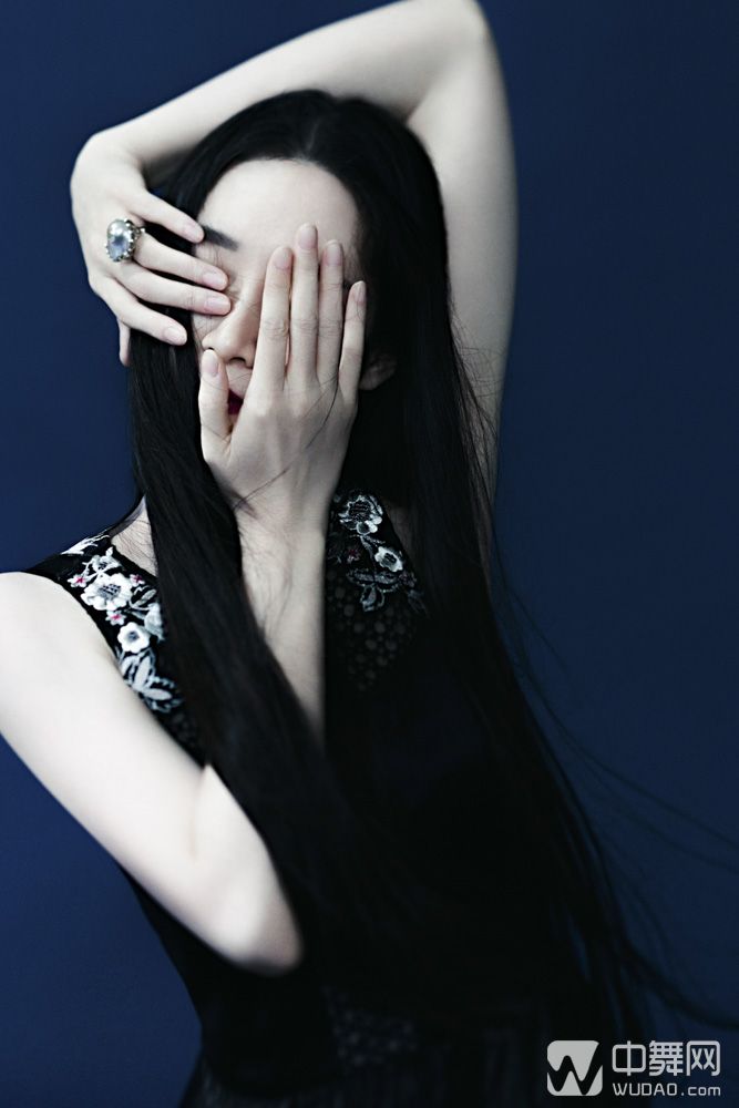 【高清美图】水墨画里走出来的青衣女子——王亚彬