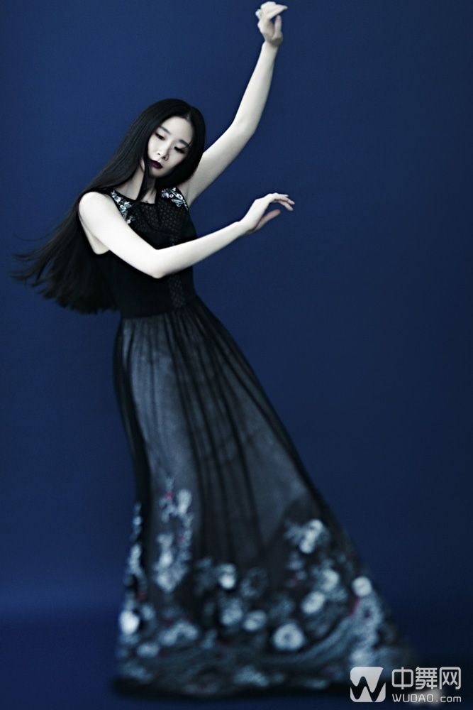 【高清美图】水墨画里走出来的青衣女子——王亚彬