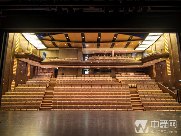 【实拍】第五届上海国际芭蕾舞比赛舞台及排练厅,辉煌大气