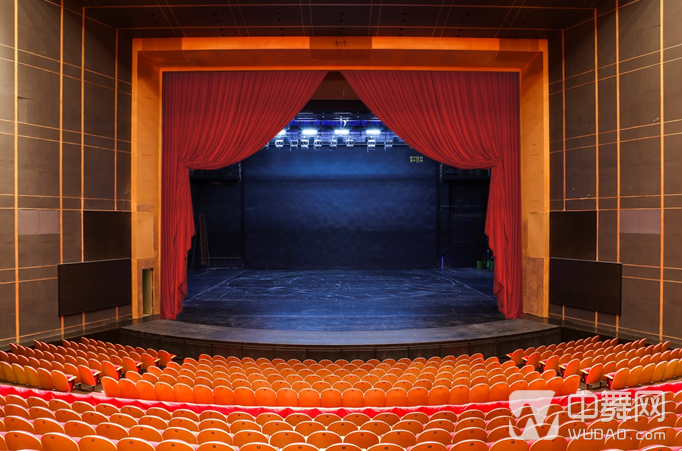 【实拍】第五届上海国际芭蕾舞比赛舞台及排练厅,辉煌大气