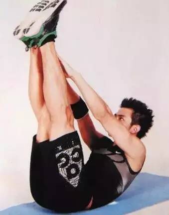 动作方法:选择斜坡或用木板,床将一端垫起制成斜面,脚高头低仰卧