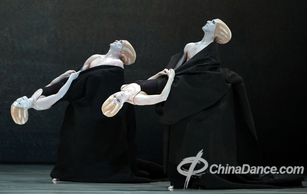 沈伟新作《合与分》 用舞者身体绘画