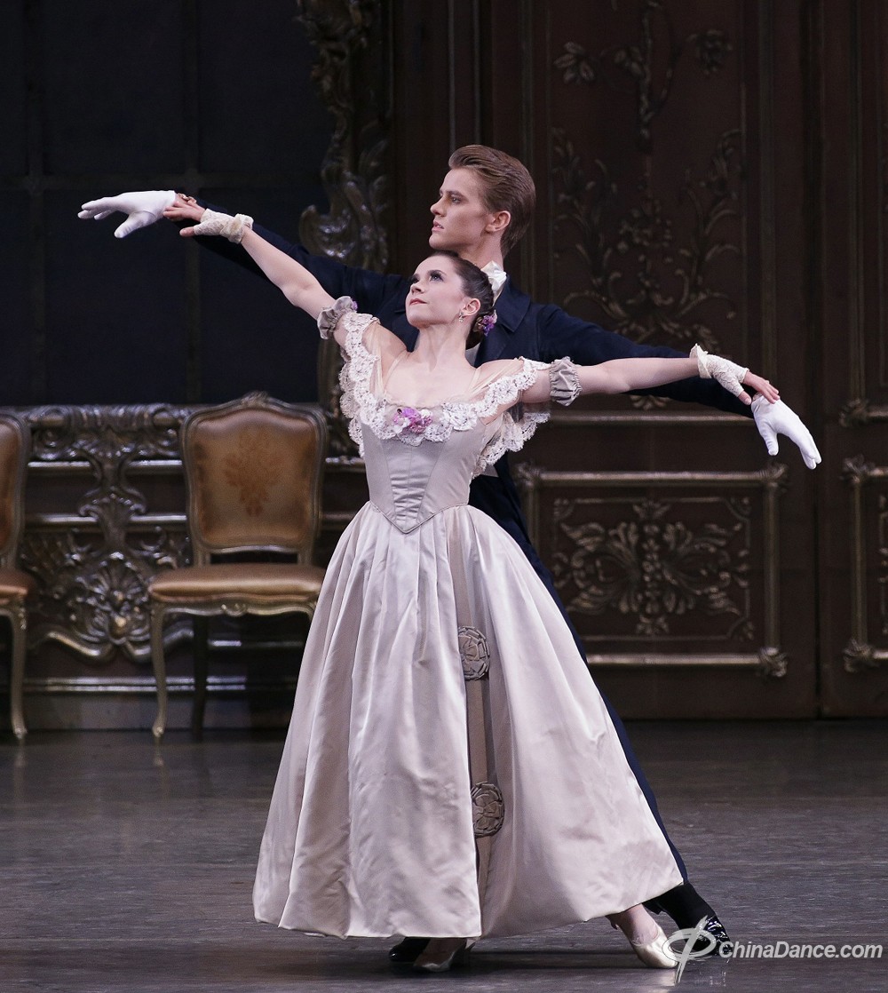 nyc首席舞者演绎巴兰钦《爱之歌圆舞曲》